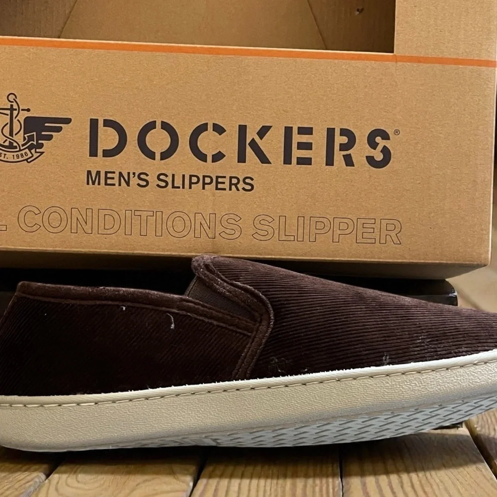 New in Box Dockers Men's All Weather Brown Slippers Antimicrobial